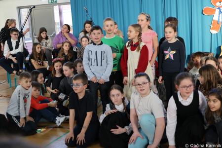 Otroci Osnovne šole Marije Vere so pozdravili pomlad in se spomnili knjižnih junakov (38)